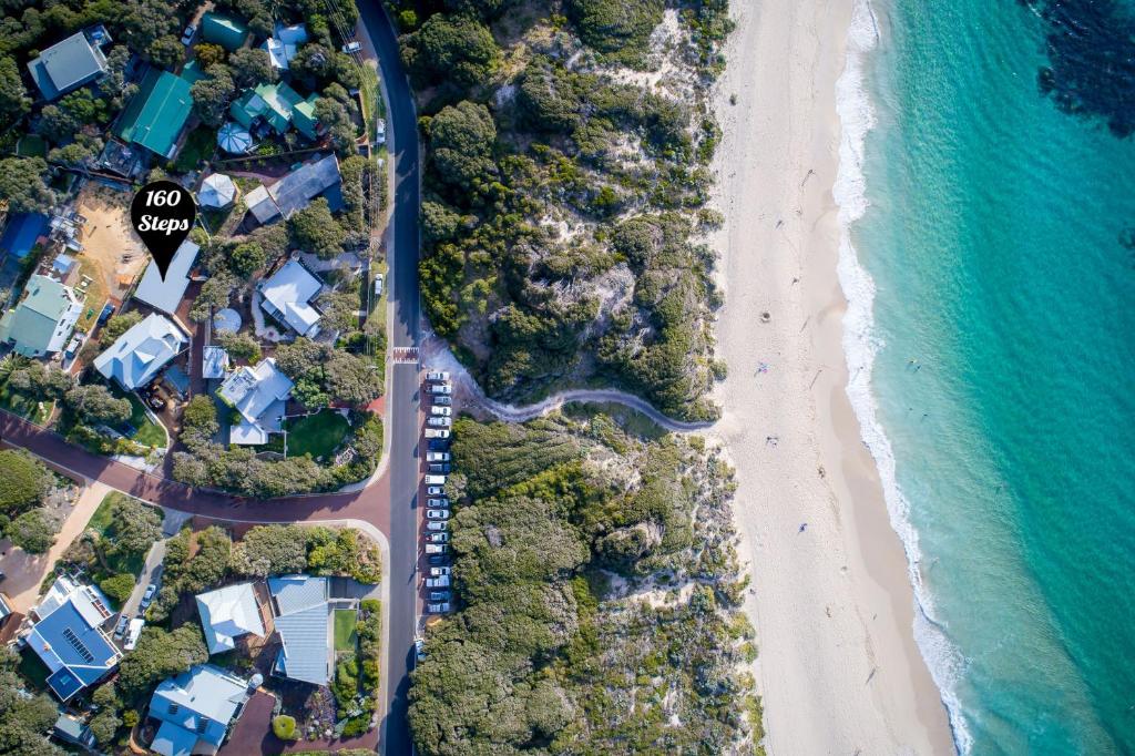 亚林加普距离雅林角海滩160步旅馆的享有海滩和海洋的空中景致