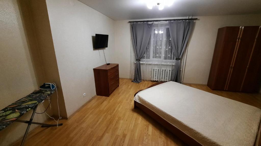 乌法комфортная 2 комнатная квартира возле Аквапарка на Комсомольской 148的一间小卧室,配有床和窗户