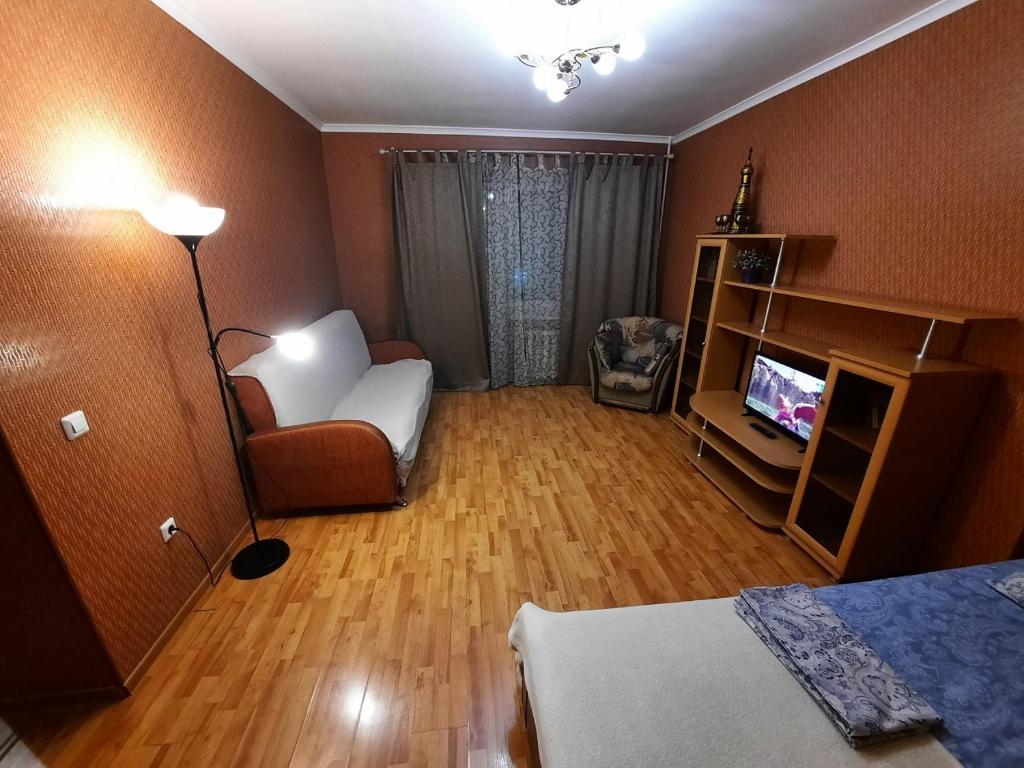 乌法Apartment Mustaya Karima 28的配有床、椅子和电视的房间