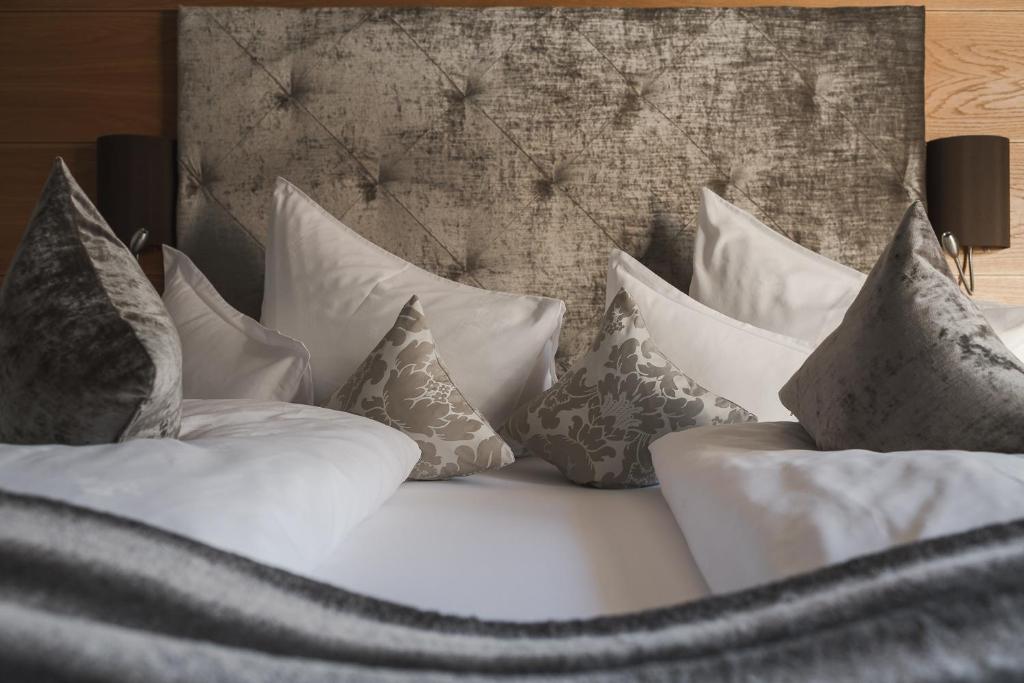 布尔古斯奥Garni Hotel Platzer的一张白色的床,上面有枕头