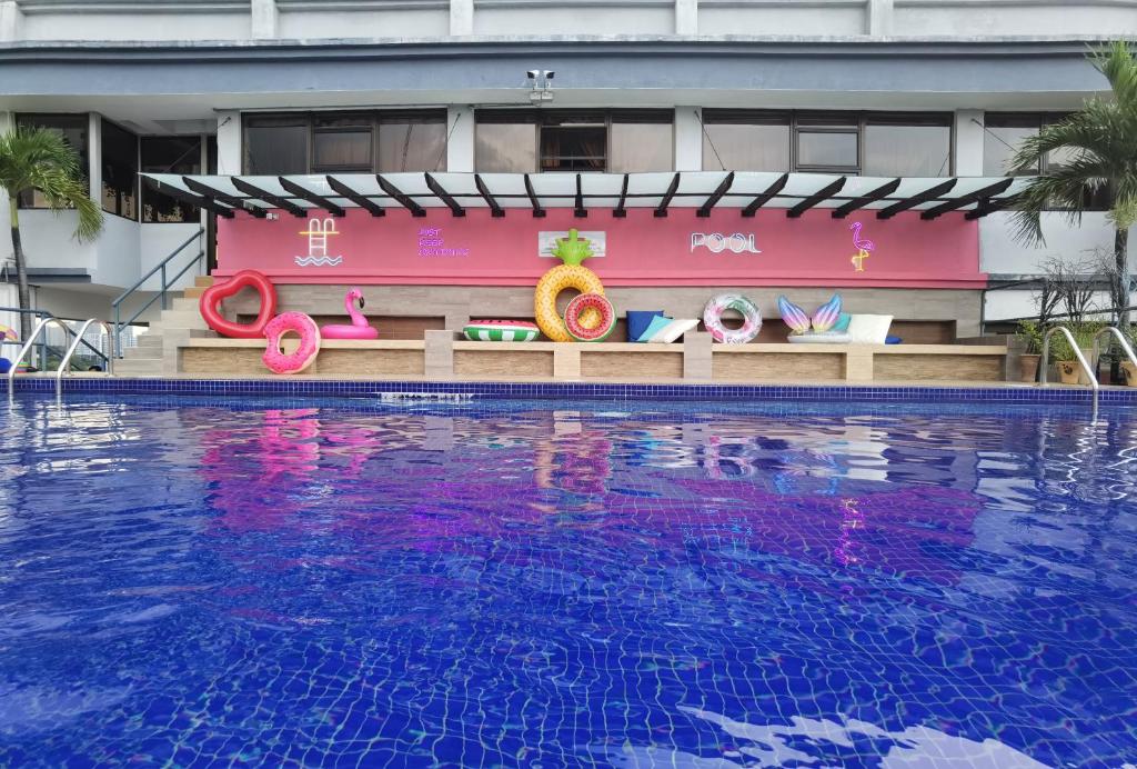 吉隆坡Leo Palace New Wing, WTC Kuala Lumpur的一座带游泳池的度假村,位于一座建筑前