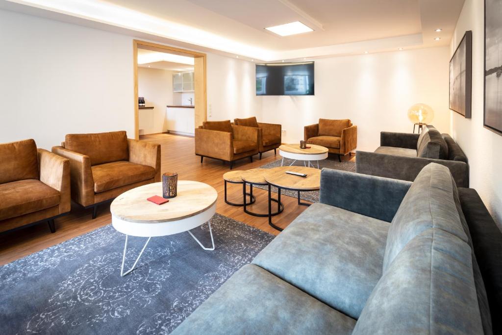 瓦瑟堡盖茨豪斯祖兰酒店的客厅配有沙发和桌椅