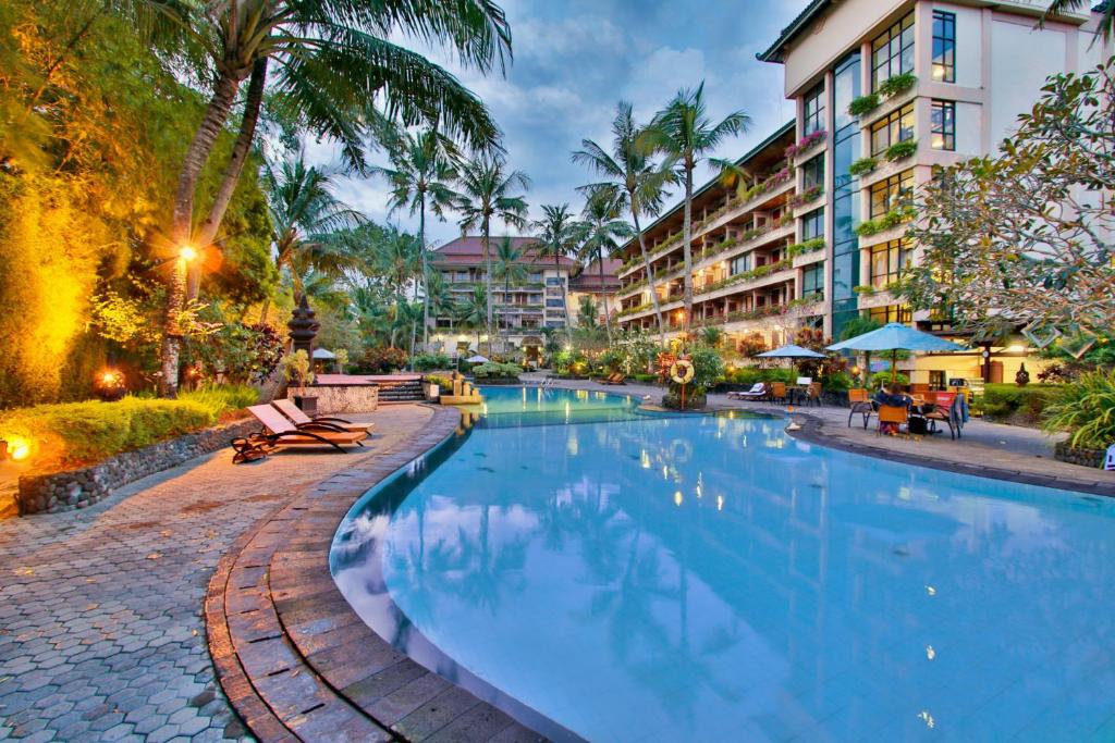 日惹日惹嘉雅卡塔酒店及水疗中心的大楼旁的大型游泳池