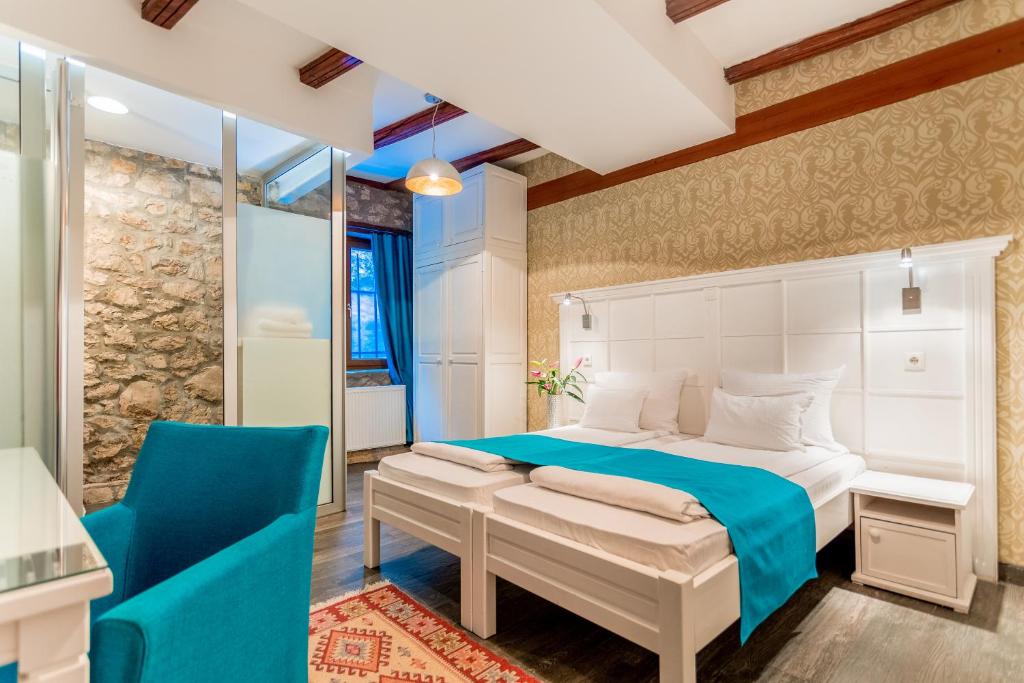 克里瓦丘普里亚餐厅酒店客房内的一张或多张床位