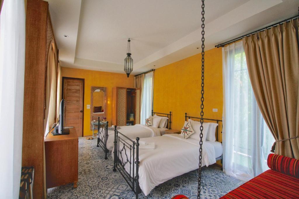 梅尔皮姆The Ryad Rayong的配有2张床的客房内的一张秋千床