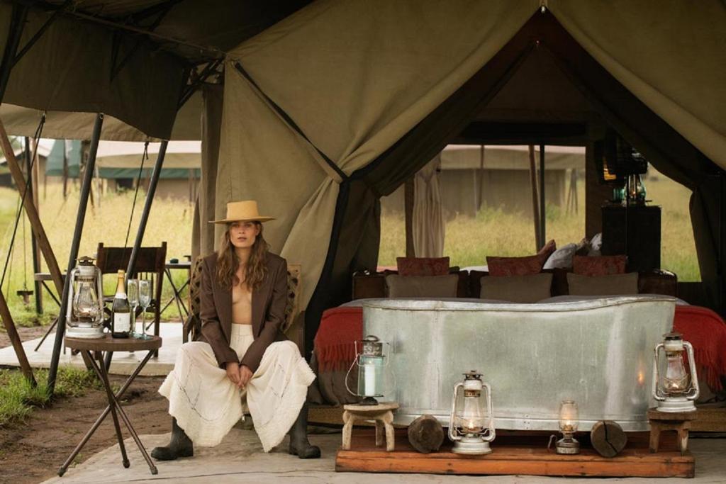 巴纳吉Pumzika Luxury Safari Camp的女人坐在帐篷里