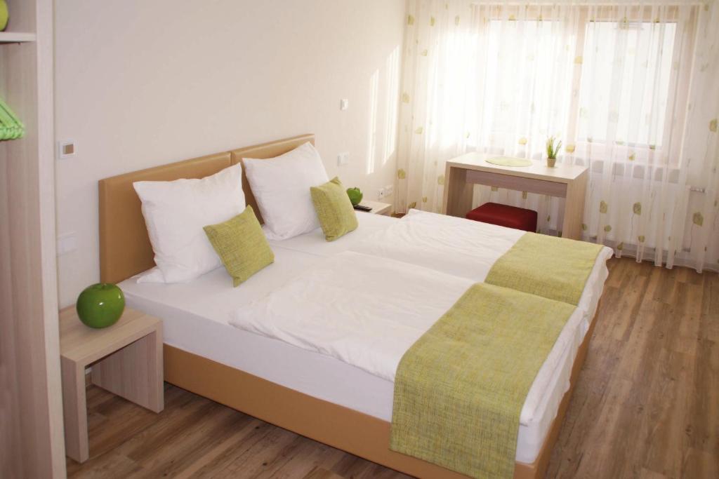 特里尔沃尔斯切德旅馆的卧室配有一张带绿毯的大型白色床