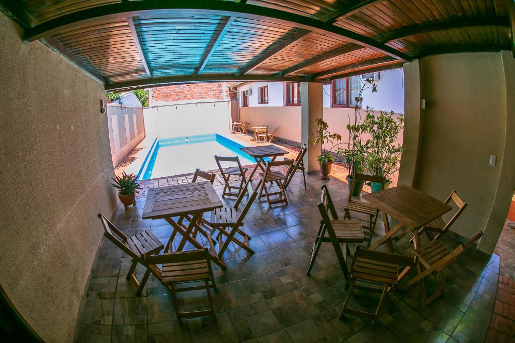 伊瓜苏港蒂拉科罗拉达酒店的一个带桌椅的庭院和一个游泳池