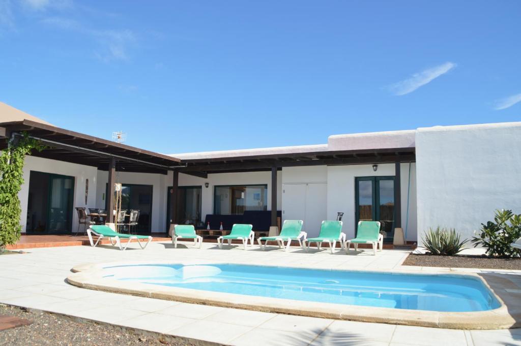 Villa spacieuse et lumineuse avec piscine Chauffée内部或周边的泳池