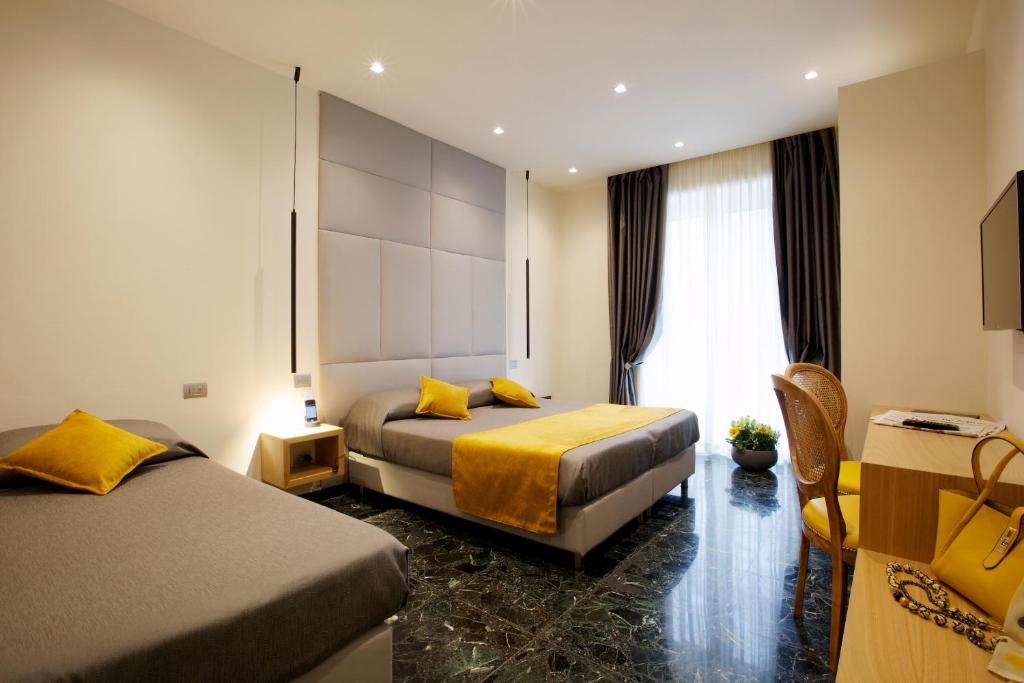 莱万托花园酒店的酒店客房设有两张床和窗户。