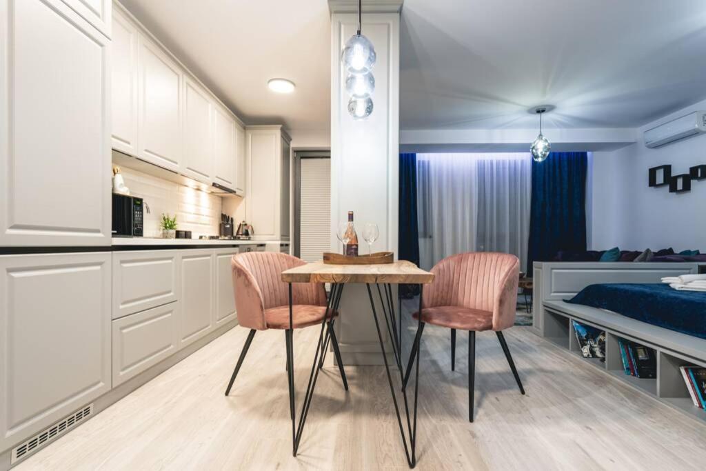 克卢日-纳波卡Briana Luxury Panoramic View的厨房以及带桌椅的用餐室。