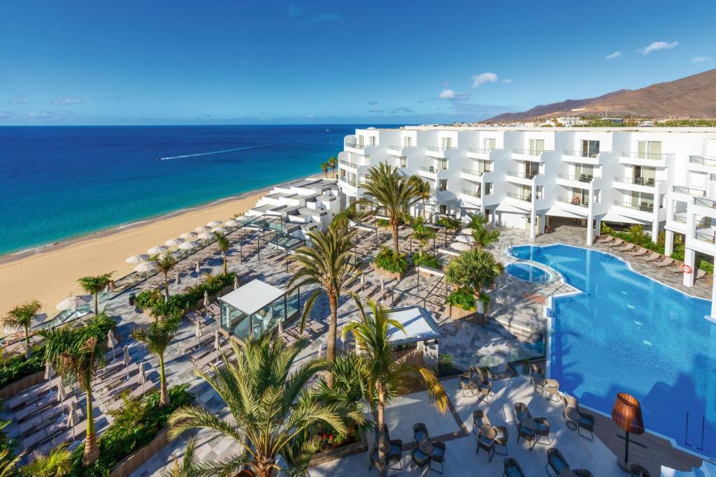甘迪亚海滩Hotel Riu Palace Jandia的享有酒店和海滩的空中景致