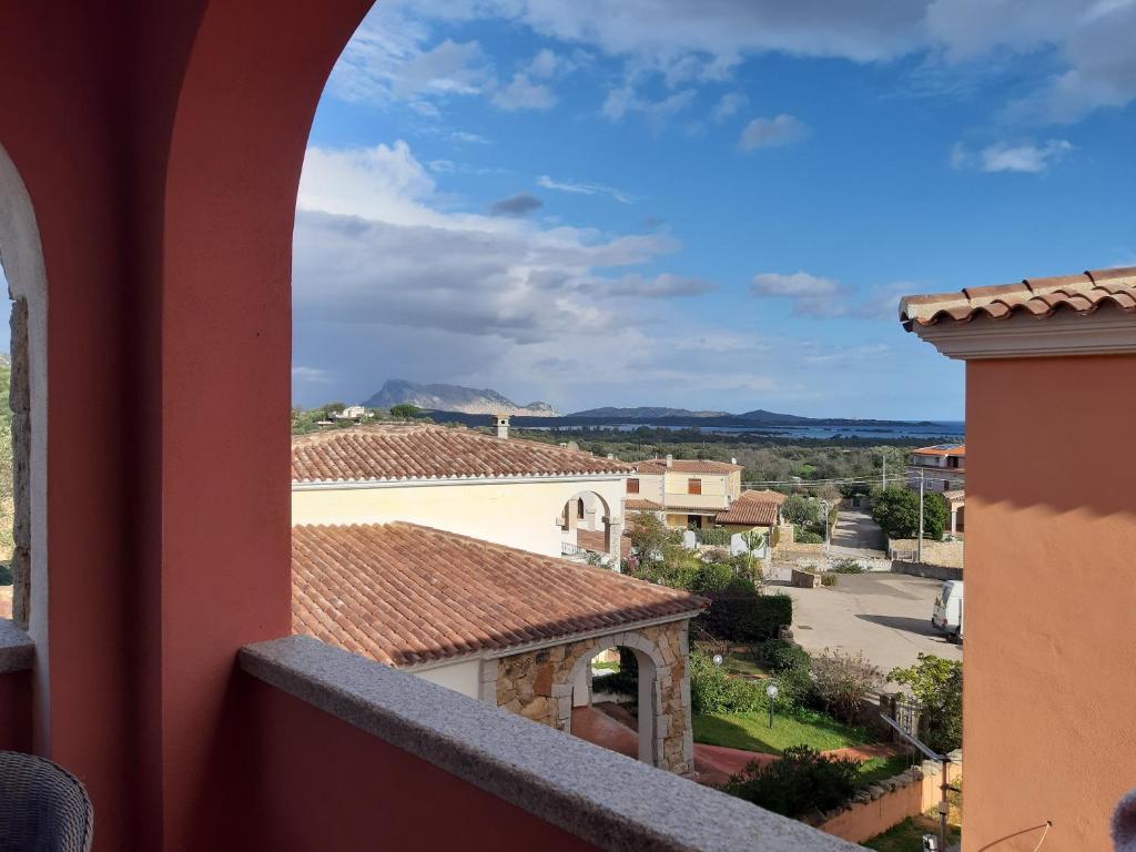 圣特奥多罗Suaredda San Teodoro的房屋的阳台享有风景。