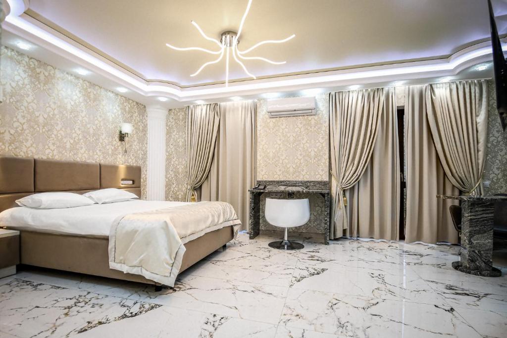 基希讷乌Prestige apart-hotel的一间卧室配有一张特大号床,铺有大理石地板。