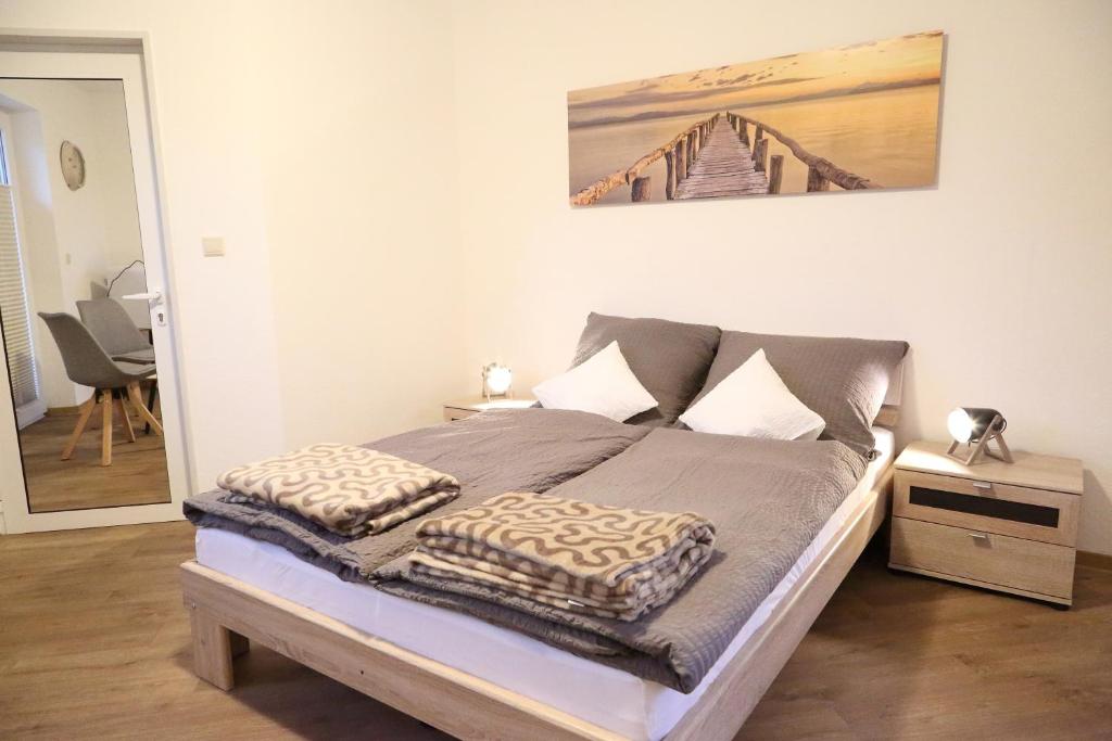 库克斯港Gästehaus zum Surgrund的一间卧室配有一张带两个枕头的床