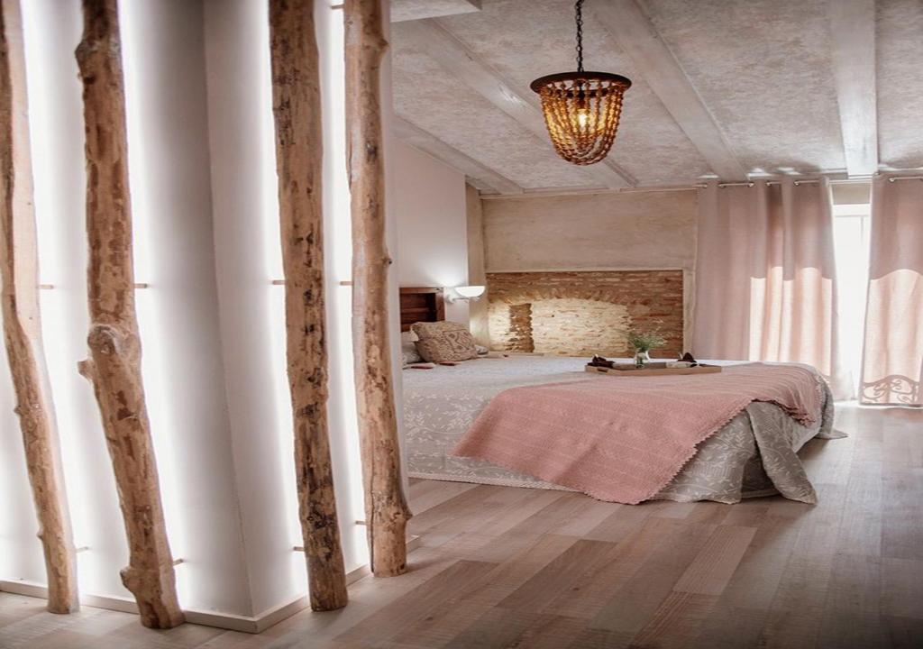 特鲁希略Casa Rural El Medievo- SOLO ADULTOS的一间卧室配有一张带桌子的床