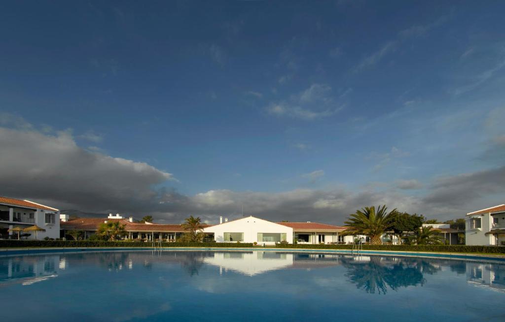 马拉加马拉加高尔夫旅馆的一座大型游泳池,其背后是房屋