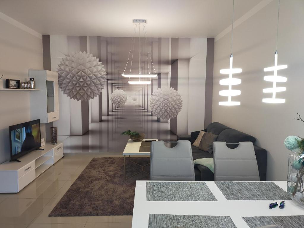 卢宾Apartament -Sweet Home的带沙发的客厅和用餐室
