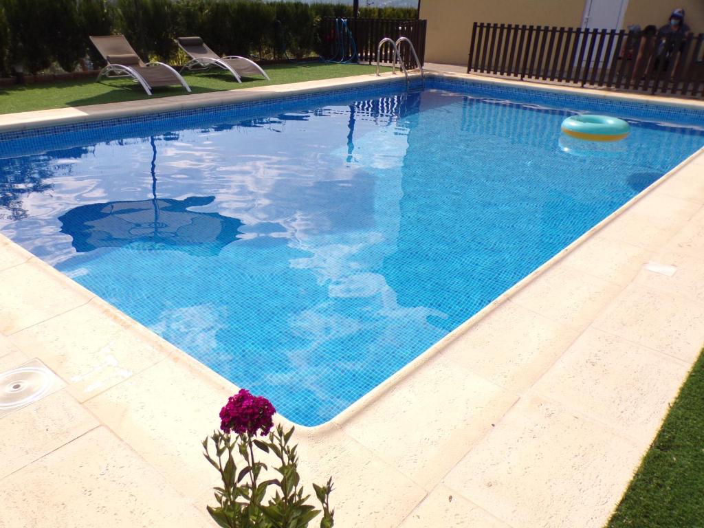 雷森迪Casa do Passarinho的蓝色的游泳池,一些椅子
