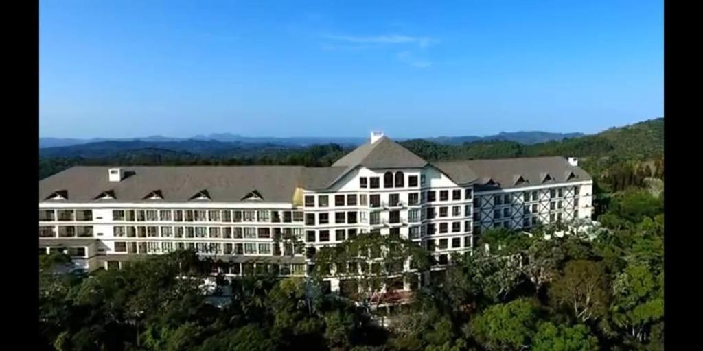 佩德拉阿祖尔Condomínio Vista Azul的山脉酒店空中景色
