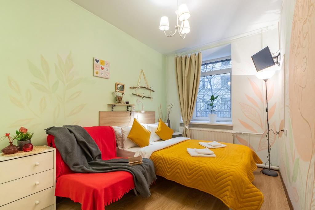 圣彼得堡Boho Botanica Hotel on Nevskiy的一间卧室配有一张带红色和黄色毯子的床