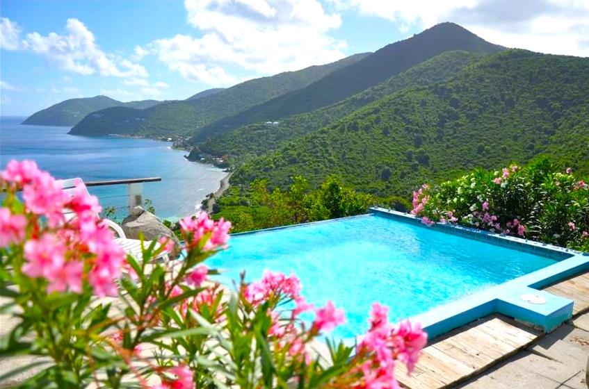淡水池塘Tortola Adventure Private Villa Ocean-View Pool的享有大海和山脉景色的游泳池