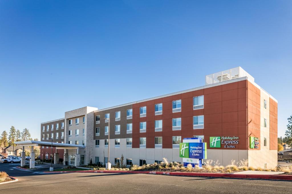 本德Holiday Inn Express & Suites - Bend South, an IHG Hotel的建筑物外形的 ⁇ 染