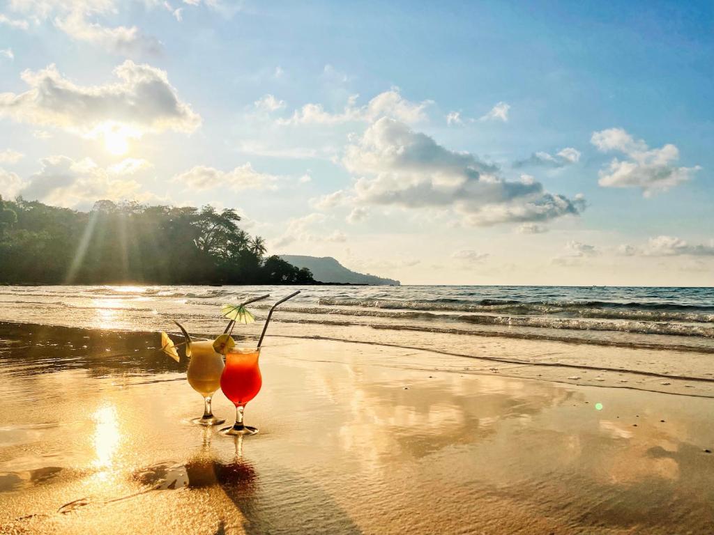 瓜隆岛孤独海滩旅馆的海滩上喝了几杯鸡尾酒