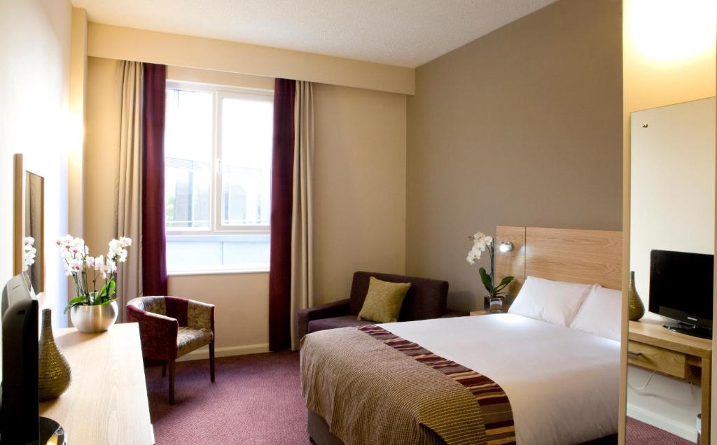 阿伯丁Leonardo Hotel Aberdeen的酒店客房设有床和窗户。