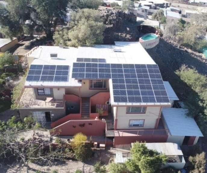 基特曼斯胡普Larochelle Guesthouse的享有房子的空中景色,上面设有太阳能电池板