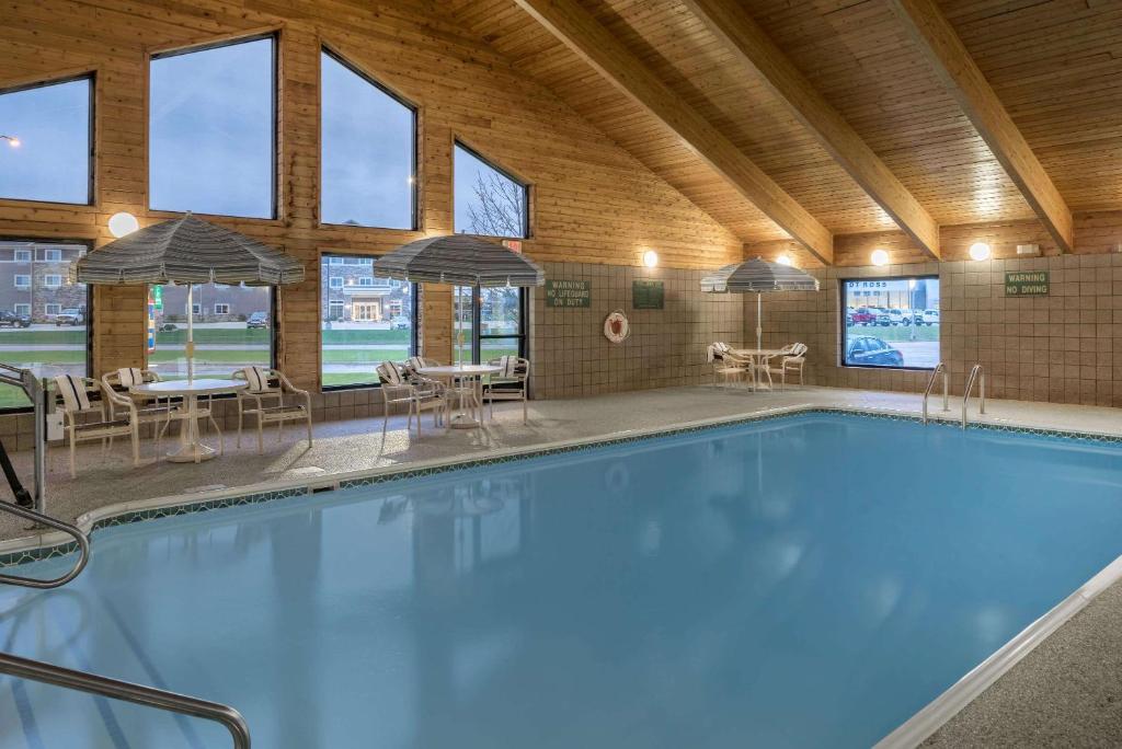 Valley City谷市阿美瑞辛酒店的一座带窗户的建筑中的游泳池