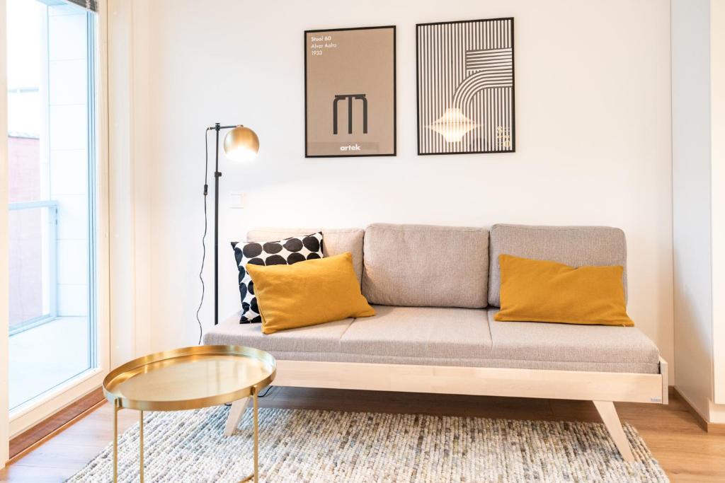 奥卢Apartment City的客厅配有沙发和桌子