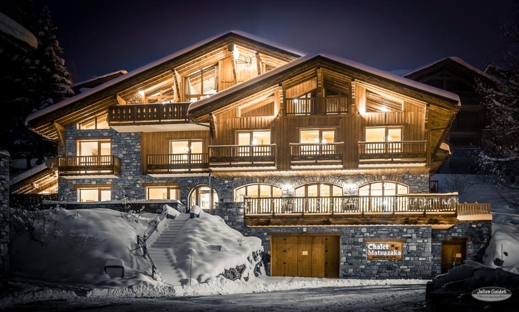 拉赫兹耶尔Chalet Matsuzaka - chambres d'hôtes de luxe的前面有雪的大木结构建筑