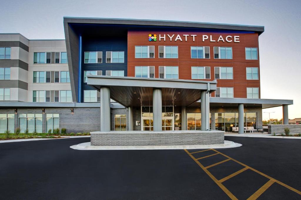 威奇托Hyatt Place at Wichita State University的一座酒店大楼,前面有标志