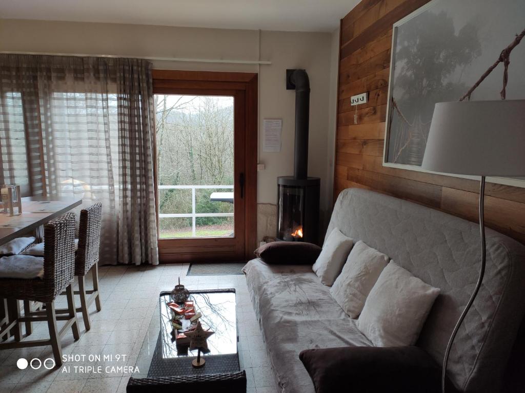 WaulsortAu repaire des écureuils的带沙发、桌子和窗户的客厅