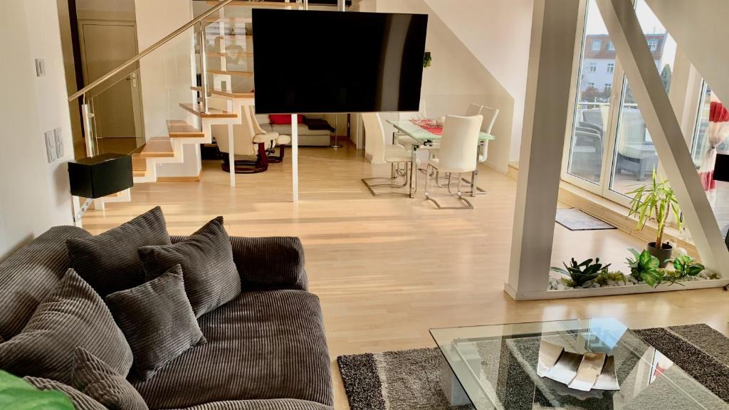 波茨坦菲尤艾沐克朗加特伯恩斯达特公寓的带沙发和平面电视的客厅