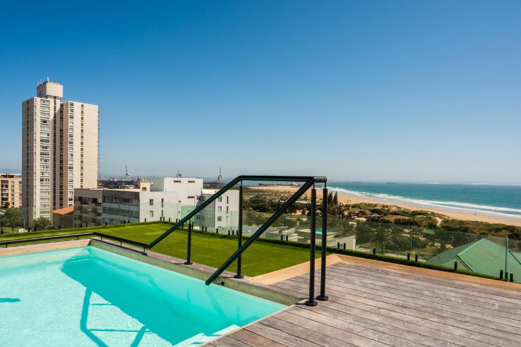 伊丽莎白港Paxton Luxury Apartments self-catering的海滩景阳台上的游泳池