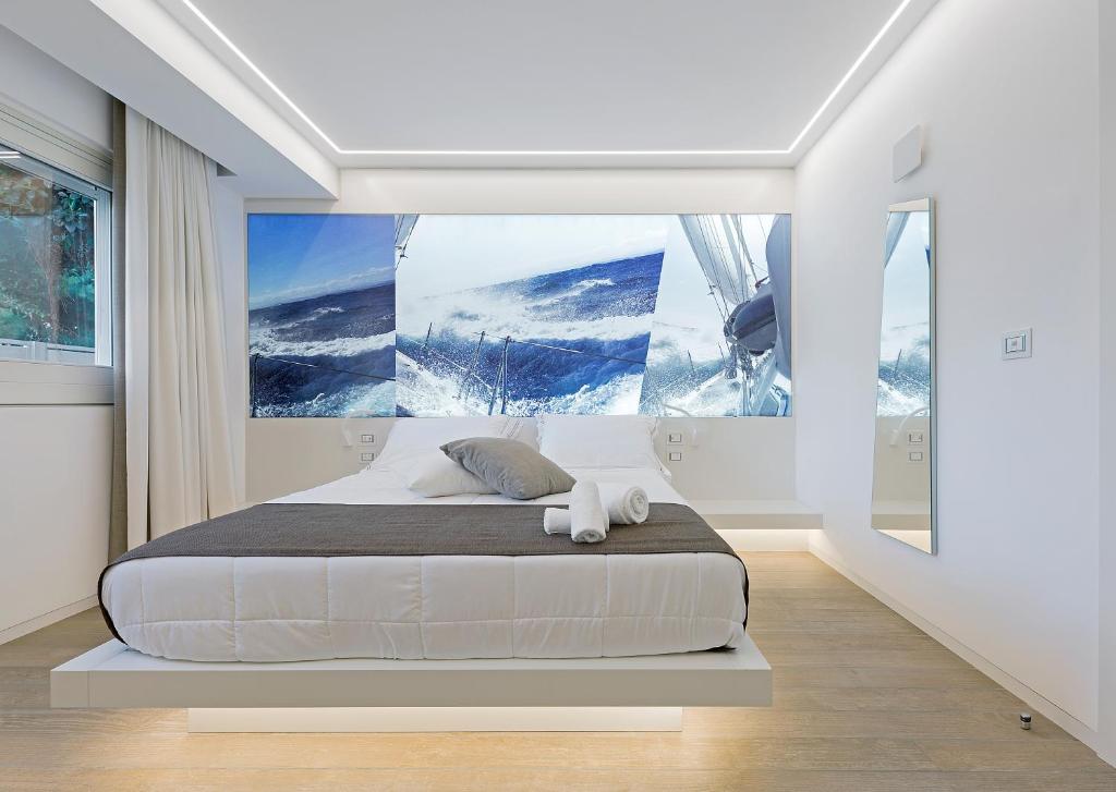 维耶斯泰B&B Gassa D'amante的一间卧室配有一张壁画大床