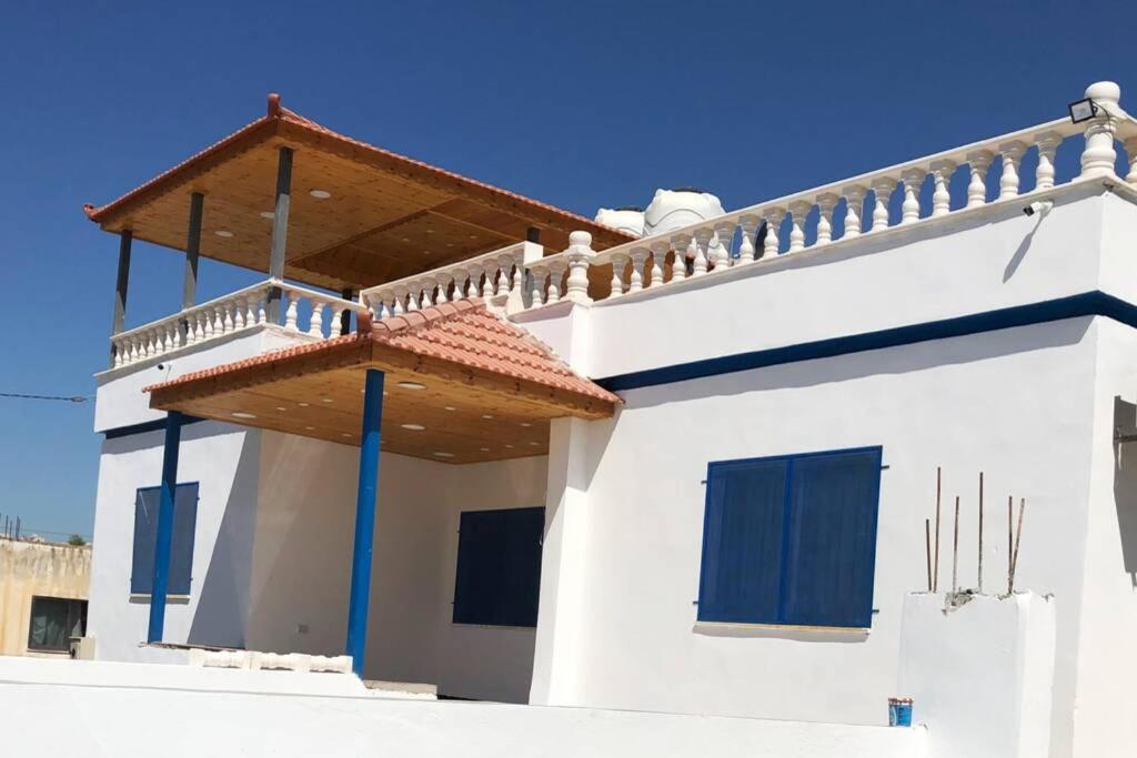 乌姆盖斯Gedara Guesthouse: enjoy unforgettable scenes的白色的房子,上面设有阳台
