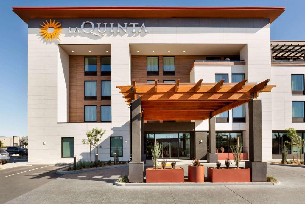 圣罗莎La Quinta Inn & Suites by Wyndham Santa Rosa Sonoma的一座带木制遮阳篷的建筑的前方