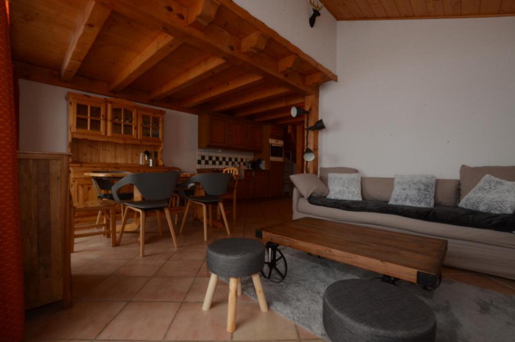 雷塞兹Chalet A, Village des Lapons Les Saisies, 3 chambres et 1 espace nuit mezzanine的客厅配有沙发和桌子