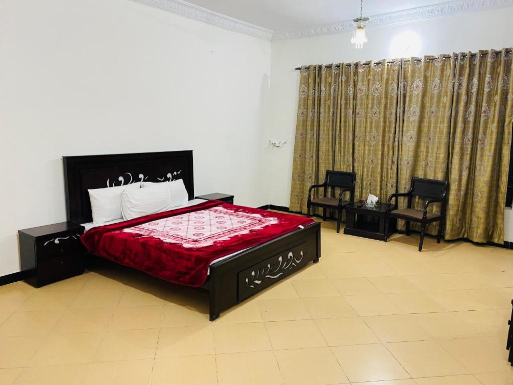 伊斯兰堡Lux Lounge Guest House的一间卧室配有一张红色床罩的床
