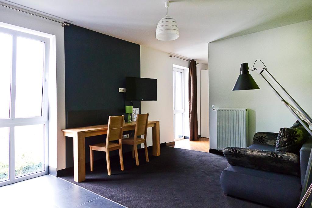 比勒费尔德Schickes Bielefeld Zentrum Appartement的客厅配有桌子和沙发