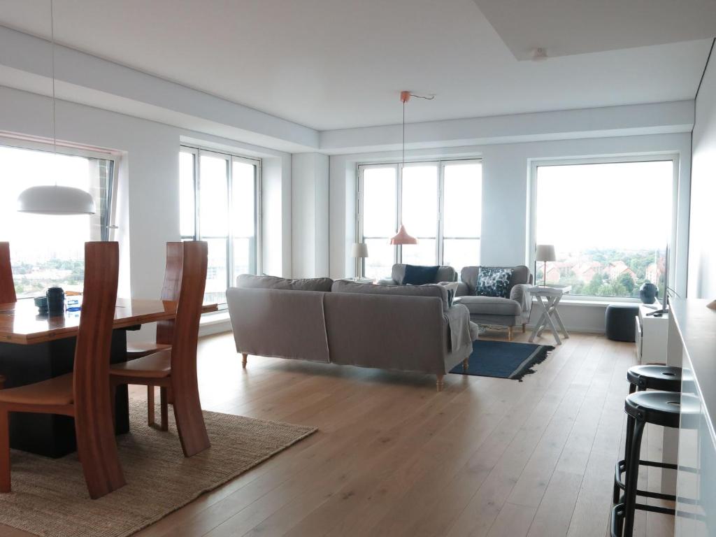 哥本哈根ApartmentInCopenhagen Apartment 1187的客厅配有沙发和桌子
