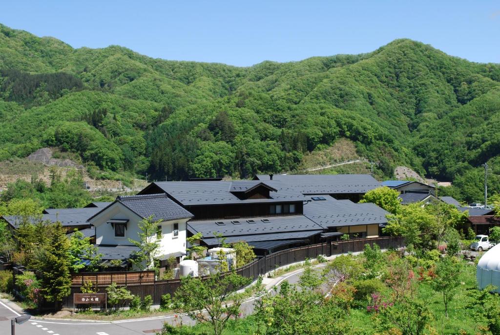 长野原Yamakikan的山前的一组房子