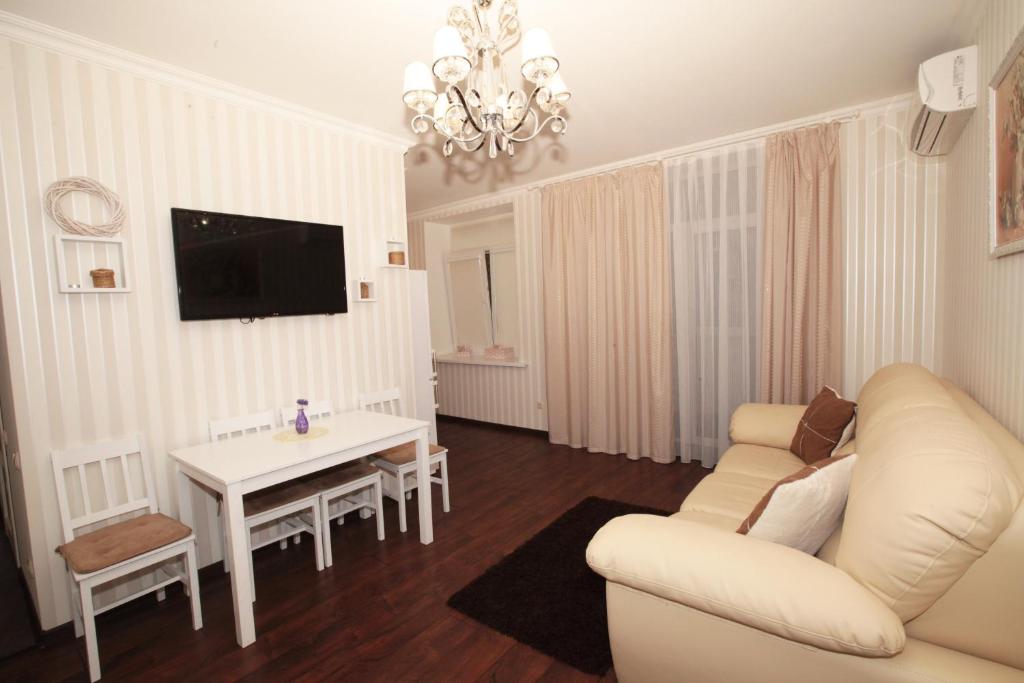第聂伯罗Apartment in the Centre of City的客厅配有白色的沙发和桌子