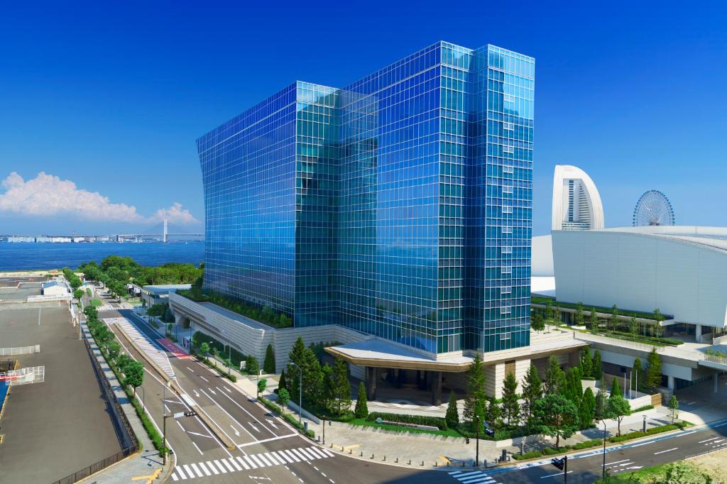 横滨The Kahala Hotel & Resort Yokohama的 ⁇ 染高大的蓝色玻璃建筑