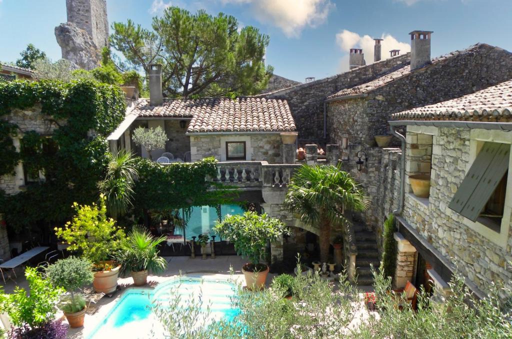 艾盖兹Le Castélas的享有带游泳池的房屋外部景致
