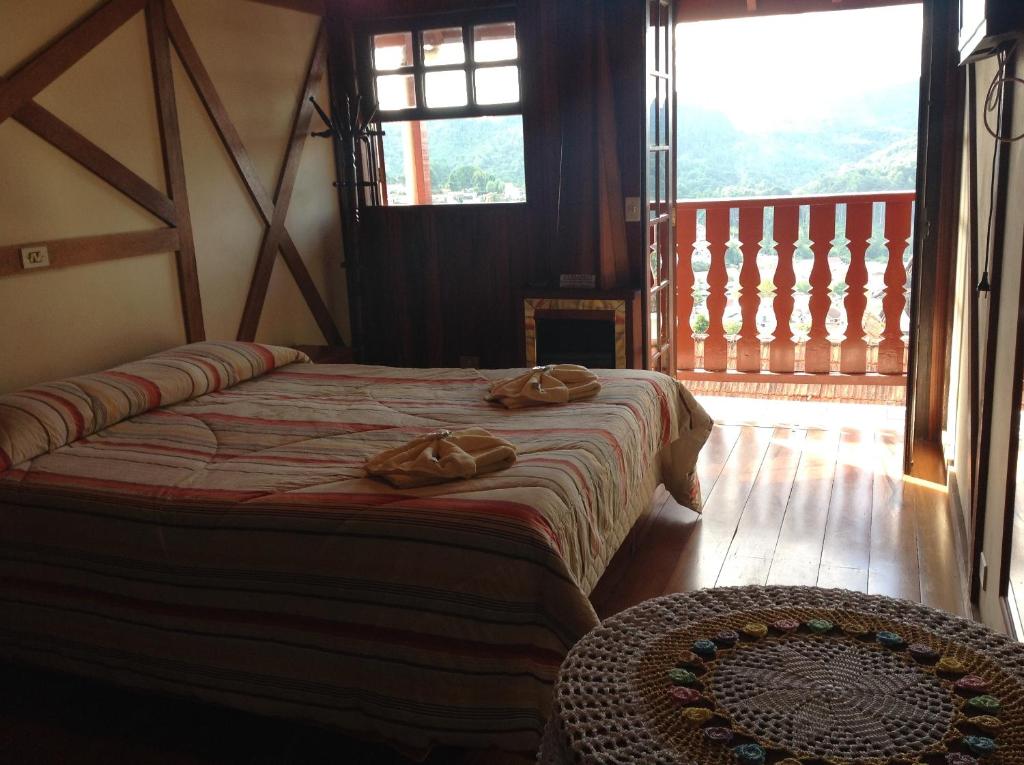 坎波斯杜若尔当松鼠旅馆的一间卧室设有两张床和大窗户