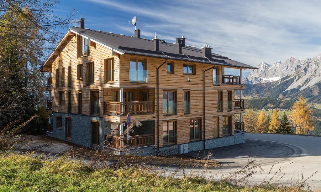 斯拉德明Ski In Ski Out Apartment Fastenberg Top 2 by AA Holiday Homes的一座位于山顶的大型木屋